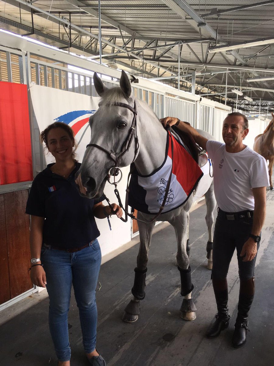 Les chevaux d'#EquestrianJumping en balade stretching sur la piste de cross après leur arrivée cette nuit! #Rio2016