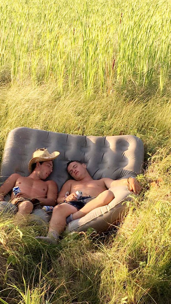 bailey_bra's tweet photo. RT UNTIL WE FIND THESE PEOPLE #WEFest https://t.co/OmnDU5MxLF
