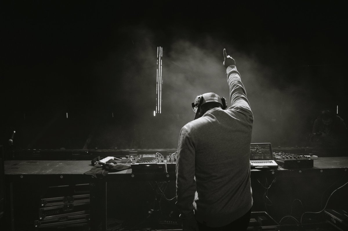 The don <a href="/DJReadyD/">DJ Ready D</a> is BURNING OPPI DOWN with his tribute set at <a href="/oppikoppi/">Oppikoppi Festival</a> 🔥 Absolute legend! #TheUnsea