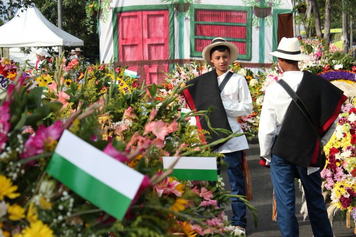 FeriaenMedellin's tweet photo. Nuestra cultura, nuestros silleteros nuestra gran alegría hecha tradición ¡Qué belleza! #FeriaDeLasFlores https://t.co/BtV16IxuFY