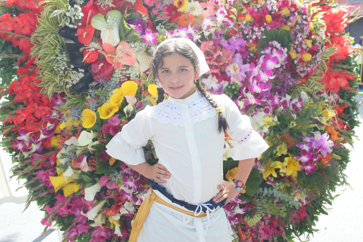 FeriaenMedellin's tweet photo. Nuestra cultura, nuestros silleteros nuestra gran alegría hecha tradición ¡Qué belleza! #FeriaDeLasFlores https://t.co/BtV16IxuFY
