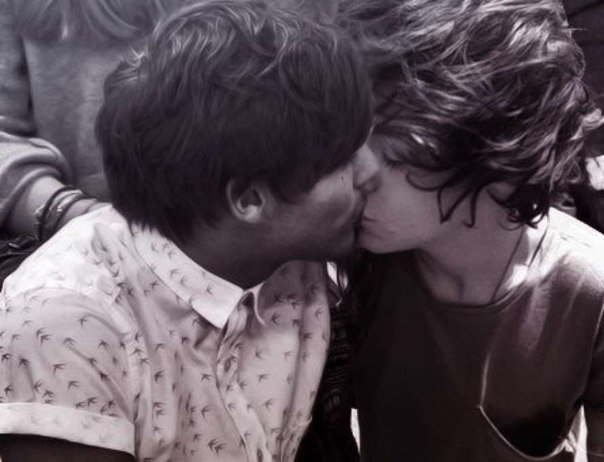 Larry paco. Larry Stylinson. Harry Styles and Louis Tomlinson. Ларри поцелуи.