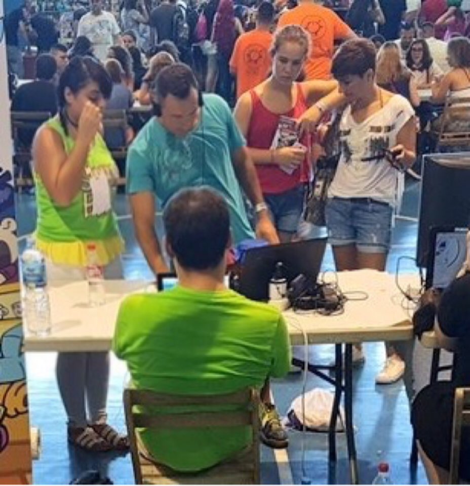 Alquimiaware's tweet photo. Infraganti el equipo de #Shamanbeat en el salón del Manga de Mijas, la ola verde 💚 #gamedev #indiedev 🎮👾 https://t.co/WObDYVqjOg