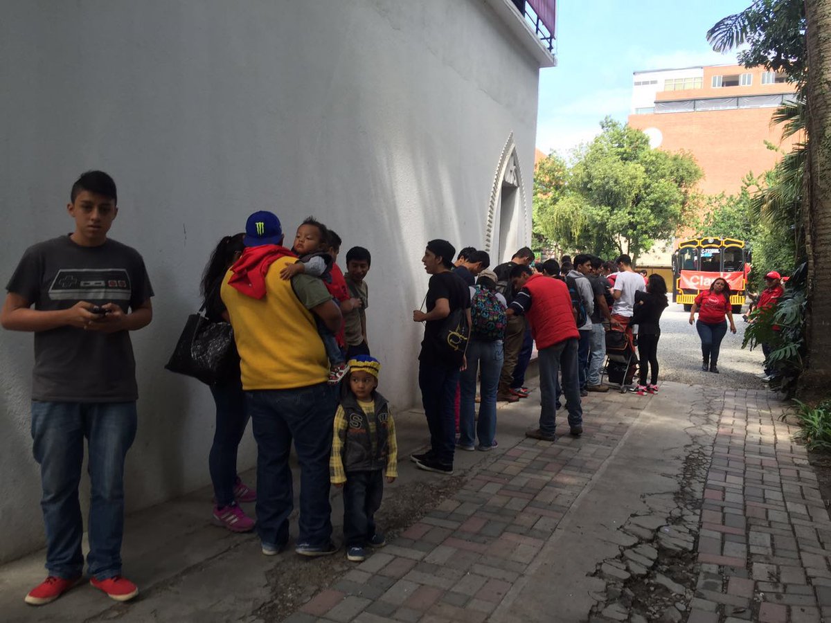 EmisorasUnidas's tweet photo. Empresa de telefonía realiza tour para utilizar la aplicación Pokemon Go en Avenida Reforma, zona 10. https://t.co/cUQ7w7h1vo