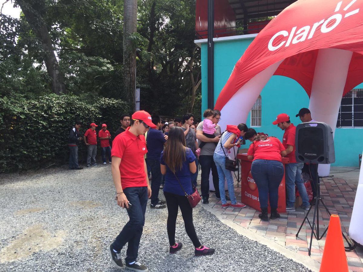 EmisorasUnidas's tweet photo. Empresa de telefonía realiza tour para utilizar la aplicación Pokemon Go en Avenida Reforma, zona 10. https://t.co/cUQ7w7h1vo