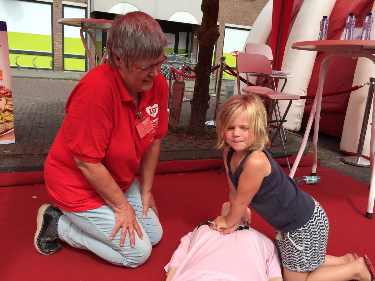 pjpm_schuffelen's tweet image. Never to young to learn #CPR, lots of families came for information and a short demonstration @Estafette2016