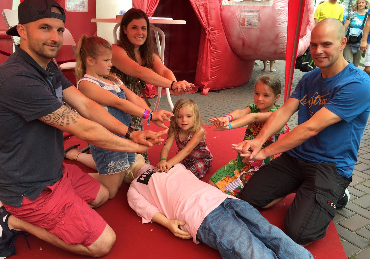 pjpm_schuffelen's tweet image. Never to young to learn #CPR, lots of families came for information and a short demonstration @Estafette2016