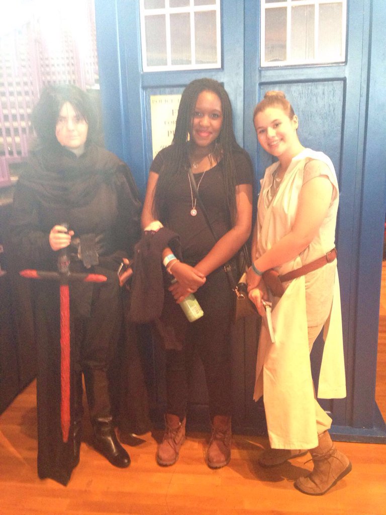httpbarley's tweet photo. Such a good day at comic con yesterday!! 😘☺️👏 
I kind of had to include the picture of Deadpool Trump! 😂 https://t.co/uICbTGIIxZ