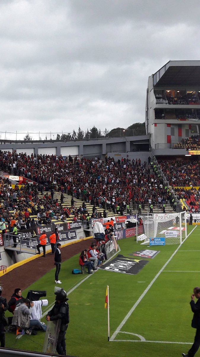 Albertoo1951's tweet photo. Esta es tu banda de Awuante que nunca va abandonarte🔴⚫ @lafamosabarra51 💪💪 https://t.co/unrME7TxE5