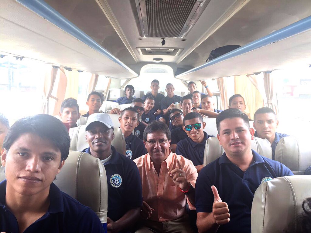 CLMoralesB's tweet photo. Los chicos de @GUAYASFC partieron hacia Ventanas para jugar su primer partido del campeonato contra #RiverFC #Sub18 https://t.co/zgWr2BlYJt