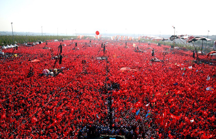 tcbestepe's tweet photo. Demokrasi ve Şehitler Mitingi Başladı
https://t.co/bJtLzhScNq https://t.co/wEwKgwsWv2