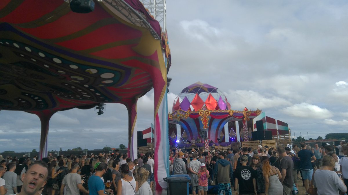 HD_Wvl's tweet photo. Maakt het gezellig op #cirquemagique . @HD_Wvl @RodeKruisVL is nog steeds paraat https://t.co/HrMqTpNd1J