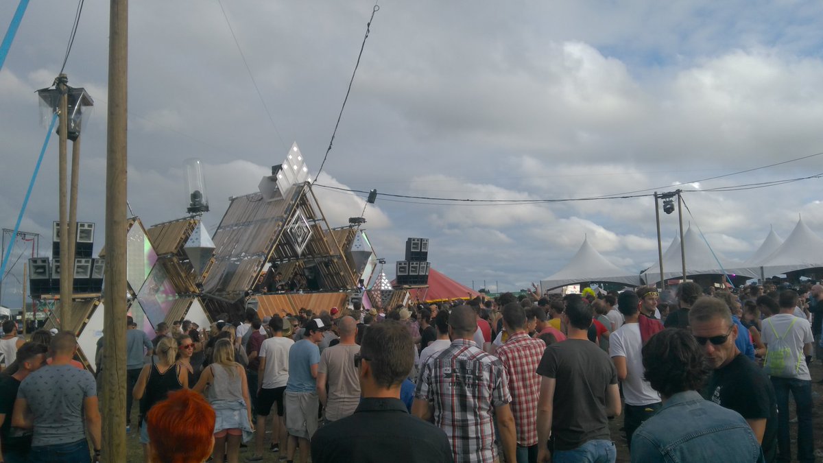 HD_Wvl's tweet photo. Maakt het gezellig op #cirquemagique . @HD_Wvl @RodeKruisVL is nog steeds paraat https://t.co/HrMqTpNd1J