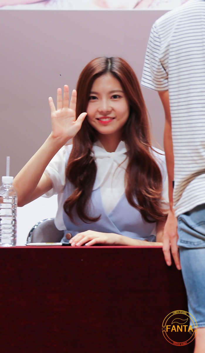 gugudan_fanta's tweet photo. #구구단 #나영 #김나영 #구구단팬싸인회 #gugudan #gu9udan #nayoung #kimnayoung @gu9udan 

160805 용산 굿바이 팬싸인회 나영 pic4

발그레☺️ https://t.co/nIZhetD6A4