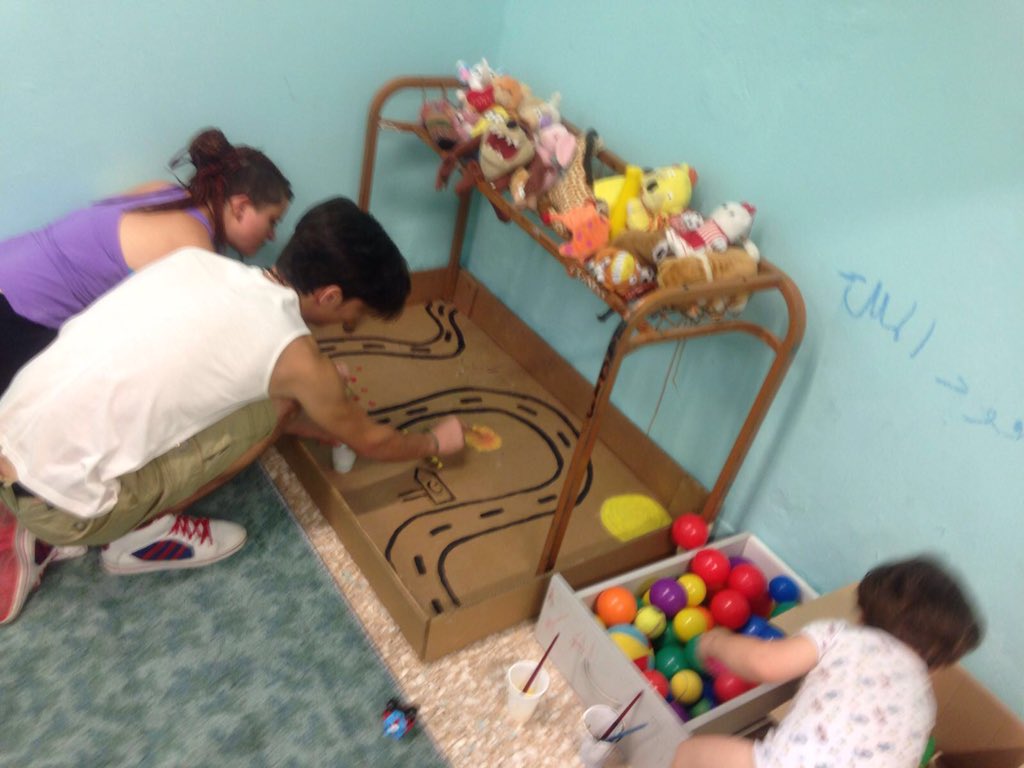 SyrianSmiles's tweet photo. Construyendo el colegio de la 5th escuela https://t.co/cMNw83FqAI
