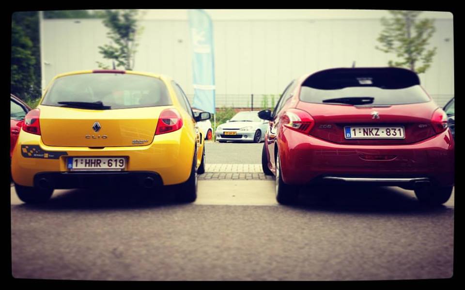 dbotterman's tweet photo. De #ClioRSF1 van mijn schoonbroer naast mijn #208GTI op de #FranseAutodag te Culemborg (NL) #FAD16 https://t.co/CCLOFGUEqc
