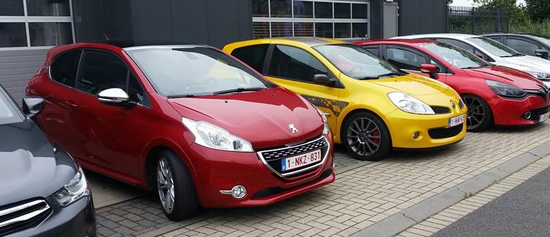 dbotterman's tweet photo. De #ClioRSF1 van mijn schoonbroer naast mijn #208GTI op de #FranseAutodag te Culemborg (NL) #FAD16 https://t.co/CCLOFGUEqc