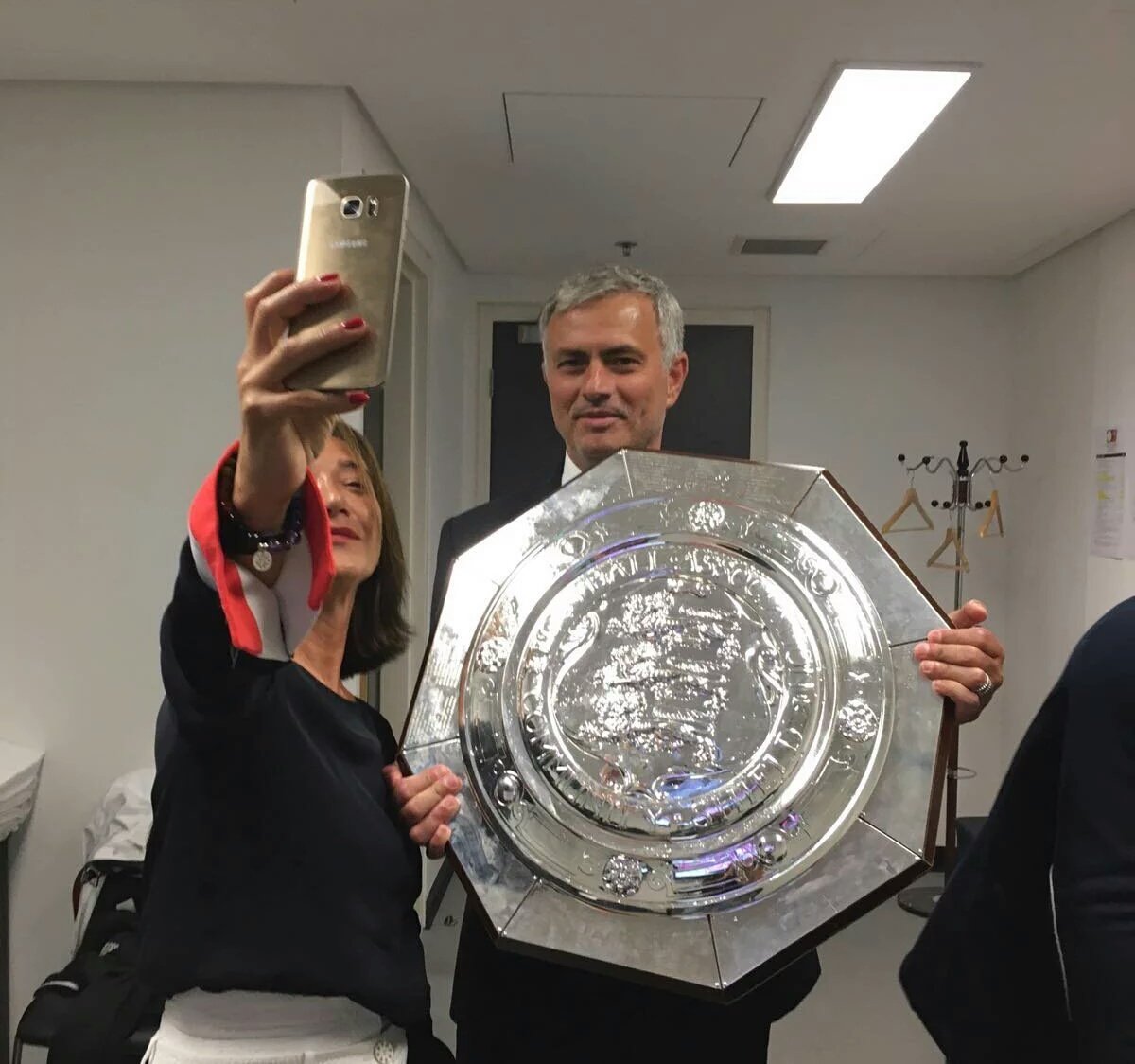 ManUtdUpdates_'s tweet photo. Jose Mourinho with trophy #MUFC https://t.co/Fye0NS0BAJ