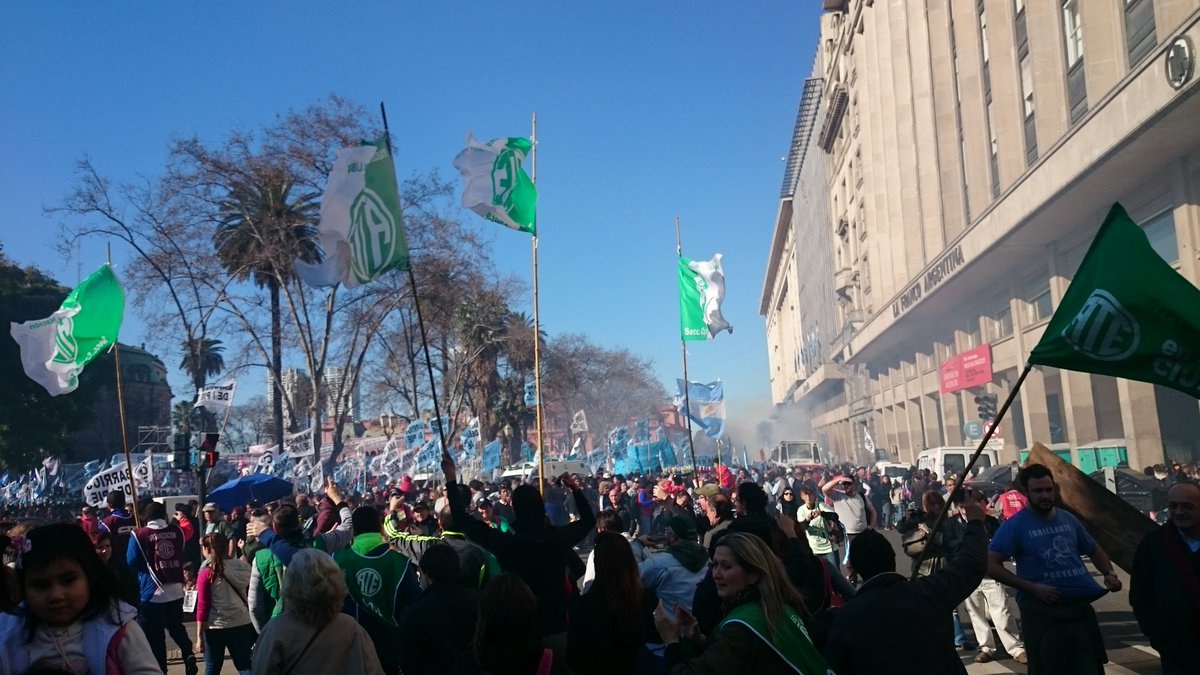 ATECapitalOk's tweet photo. [AHORA] La columna de ATE Capital ya está en la #PlazaDeMayo reclamando por #PazPanTrabajo https://t.co/q2Z2V1TbBb