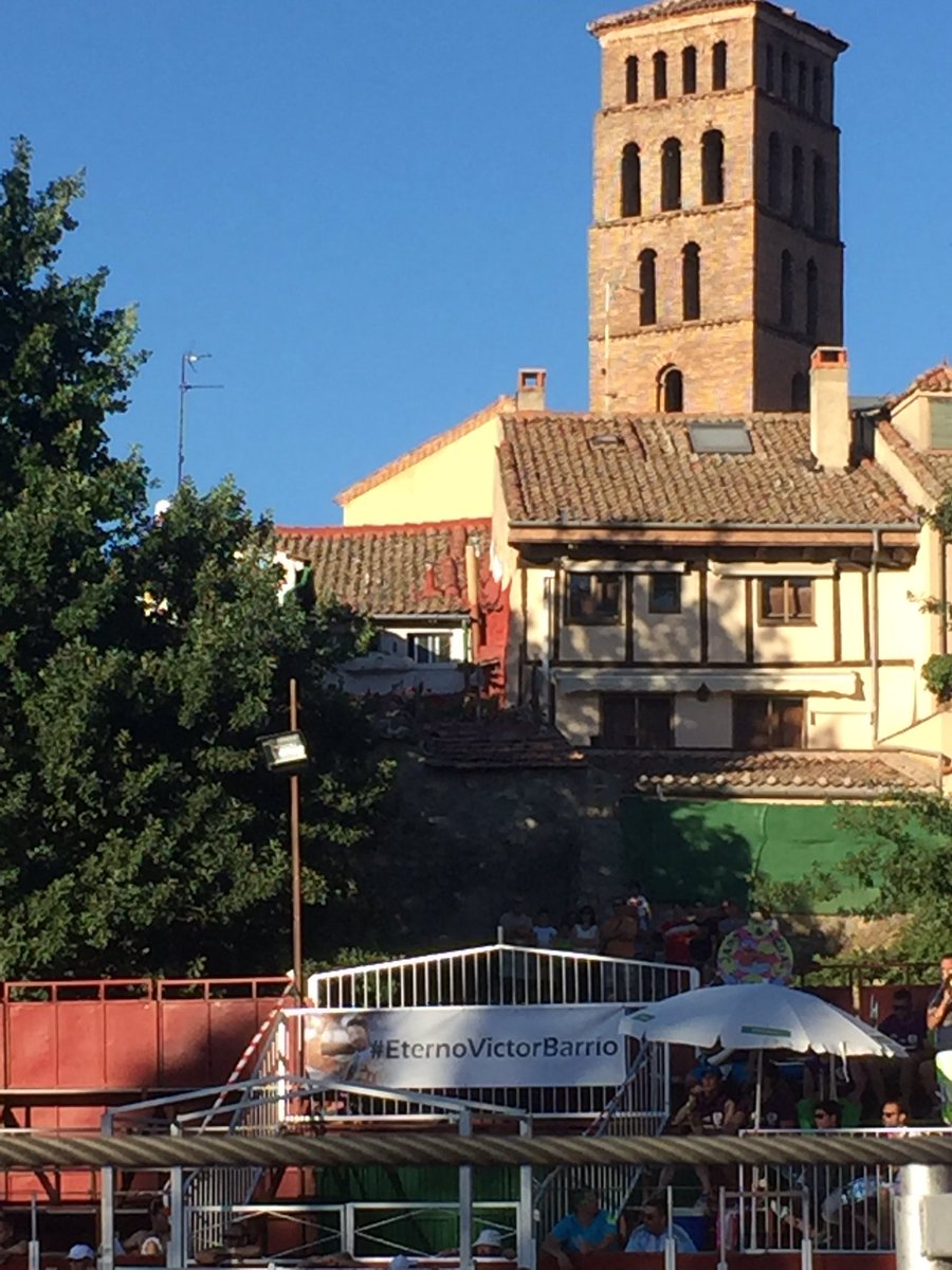 Diegogilfco's tweet photo. Bonito gesto del barrio de San Lorenzo #eternoVictorBarrio https://t.co/zBkITNj5Of