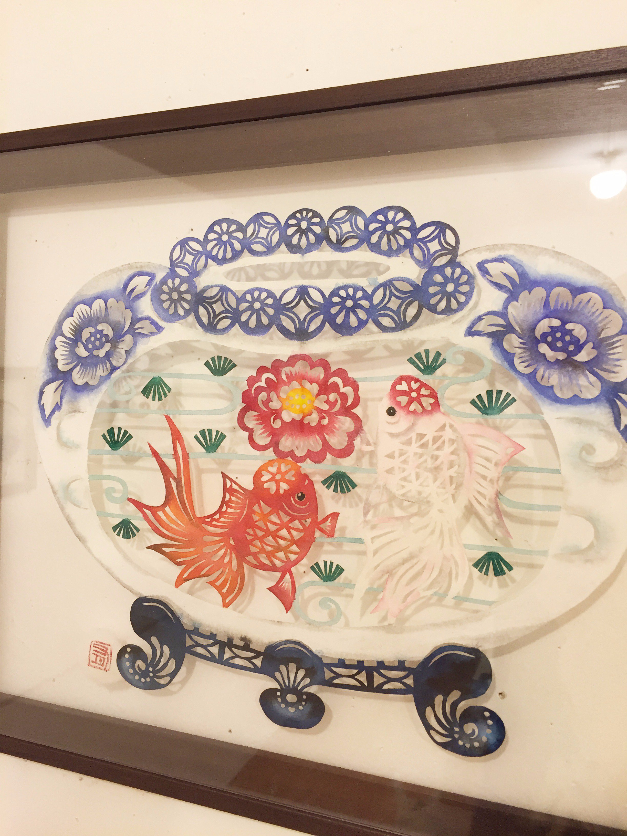 Art House Pa Twitter 2fギャラリー 谷田有似 剪紙展 平素一点 本日最終日 有似さんは 金魚は丹頂がお好き 作品はおめでたい紅白の丹頂 金玉満堂 と香港の金魚街 金魚の 魚 は 玉 と同音で金とともに財宝を意味するおめでたいモチーフだそうです