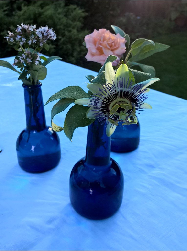 #Sunday evening bbq in the #garden #flowers from the #garden  on the table #passion_flower #roses