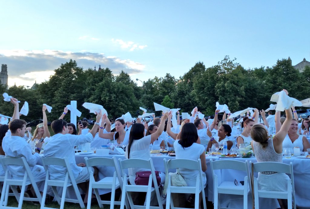 TasteExplorers's tweet photo. Traditions at events make them a dash more spectacular #ChicagoInWhite #choleinwhite https://t.co/XH2HCAEsfL