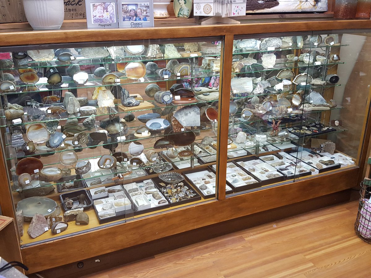 vintagepoint_fm's tweet photo. Trophy and collectible lit case!  Measures 96x54x18 with 5 adjustable glass shelves. $250. Rocks will be removed 😀. https://t.co/6Kt4SDMen2