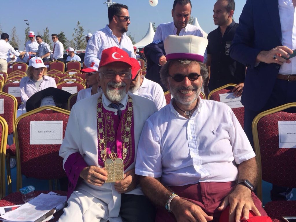 memetsimsek's tweet photo. Priceless! 

#Turkeyunited 
#TekMilletTekYürek https://t.co/sTPQV832YE
