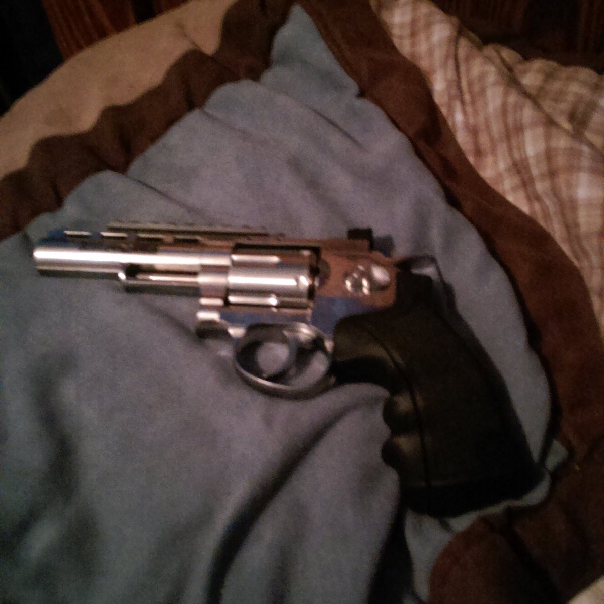 talkongleak's tweet photo. New gun revolver https://t.co/RgcSxuW0kh