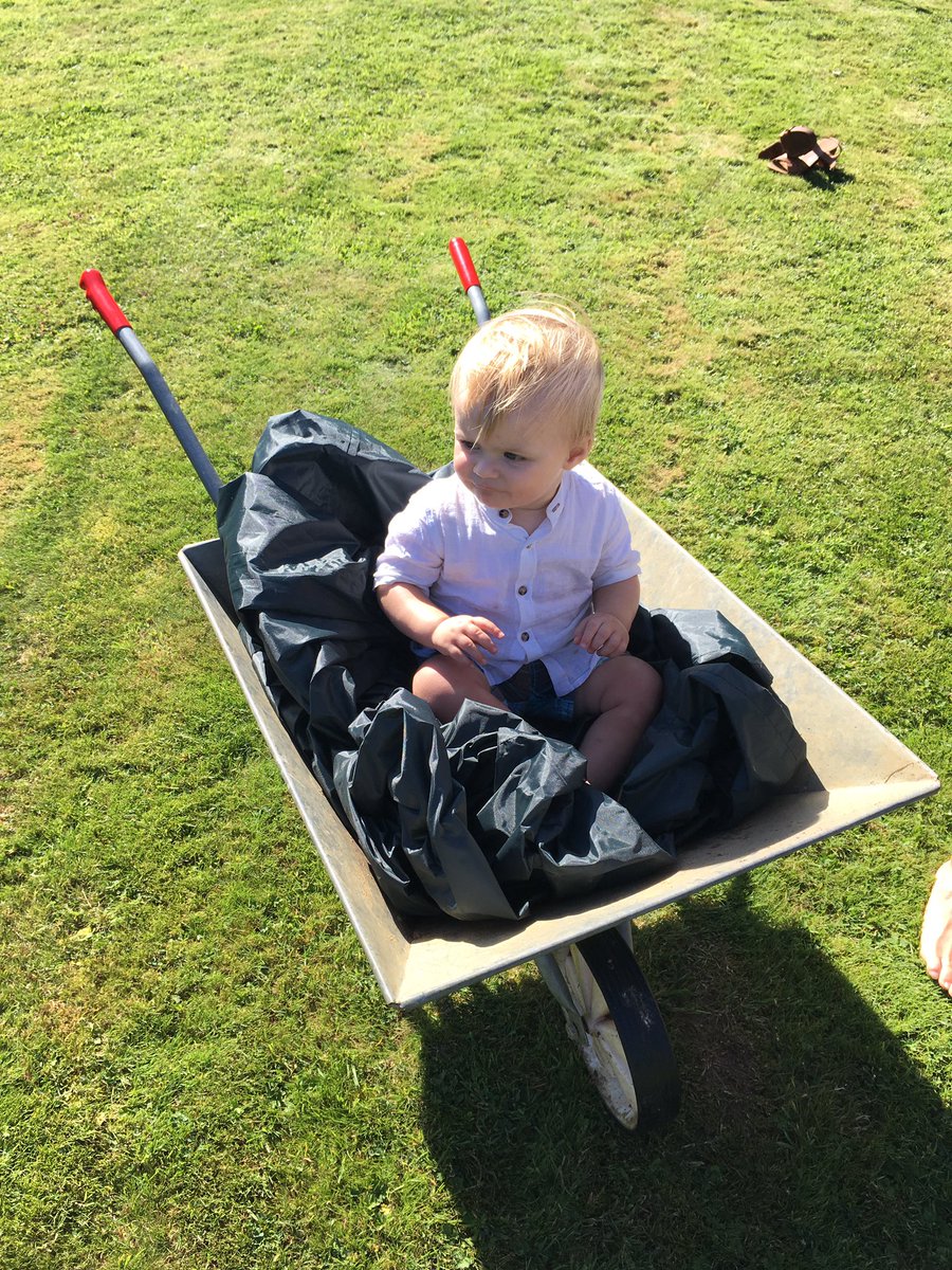 WhiteButtonWed's tweet photo. After a busy morning packing up after yesterday's wedding it was finally time to relax with the fam #workingmum https://t.co/8yNkhVUl9U
