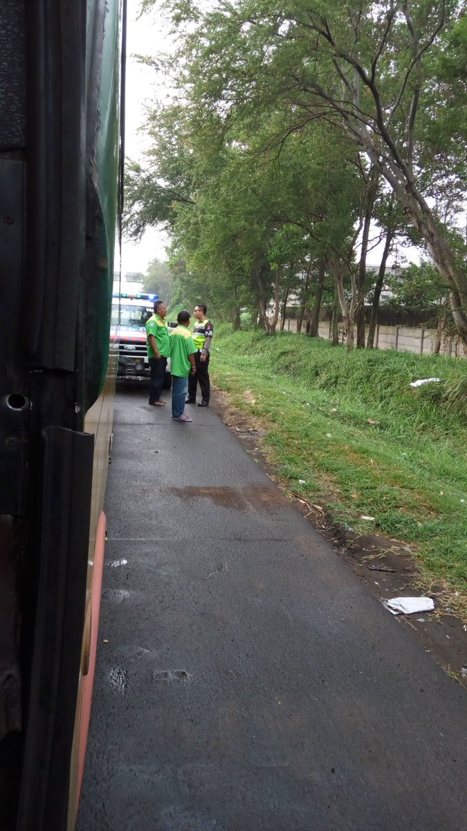 yupewepe's tweet photo. Inih pagi.pagi udah dicegat polisi, alesannya karena bis selalu di kanan.. #eaaa @PTJASAMARGA #tilang #tolpadaleunyi https://t.co/kNm6Yd6esu