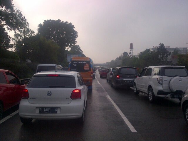 #lalinBDG 7.22 : kluar GT Pasteur antri panjang sdh di KM 2+200 |… dlvr.it/LzYNGl #infobdg