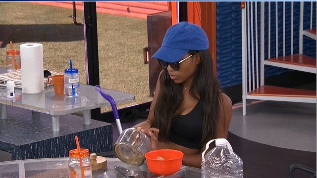 IsItUpOrDown's tweet photo. Digging for her dignity. π #WayToLate #BB18 https://t.co/gMb5iSxcr0