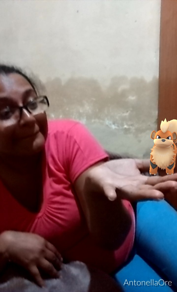 AntonelitaOre's tweet photo. Como cuando tú madre y tu primo quieren pokemons en la vida real 😜 https://t.co/h2MsvbVyBR