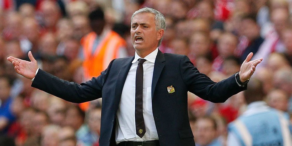 ACMilan_ID's tweet photo. Mourinho Dedikasikan Gelar Community Shield ke Van Gaal https://t.co/fGjk9Jeo5i https://t.co/C5lbR5iFqs