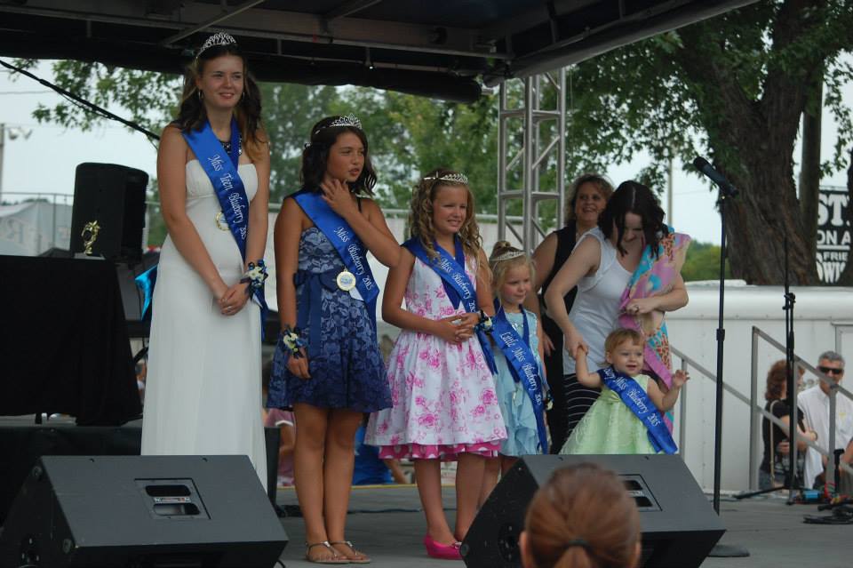 TheSashOut's tweet photo. Miss Blueberry Pageant https://t.co/WSe17R4hm1