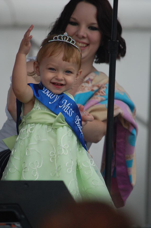 TheSashOut's tweet photo. Miss Blueberry Pageant https://t.co/WSe17R4hm1