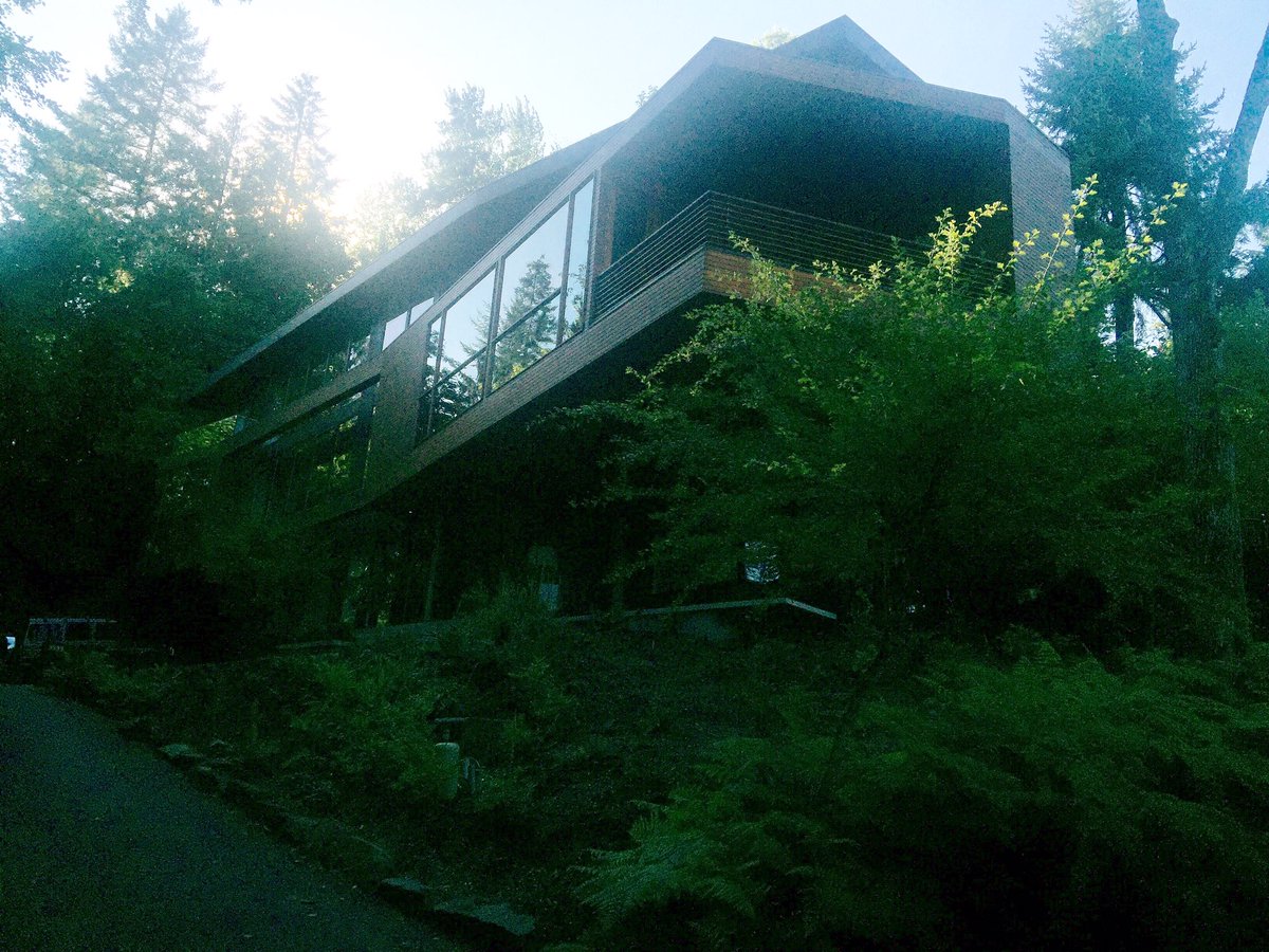 miss_angeliquew's tweet photo. #TWILIGHTFANDOM guys...this is the Cullen's house 😍✨😱 #geekingout #oregon (yes the actual house isn't in Forks) https://t.co/ynBmpYpP5m