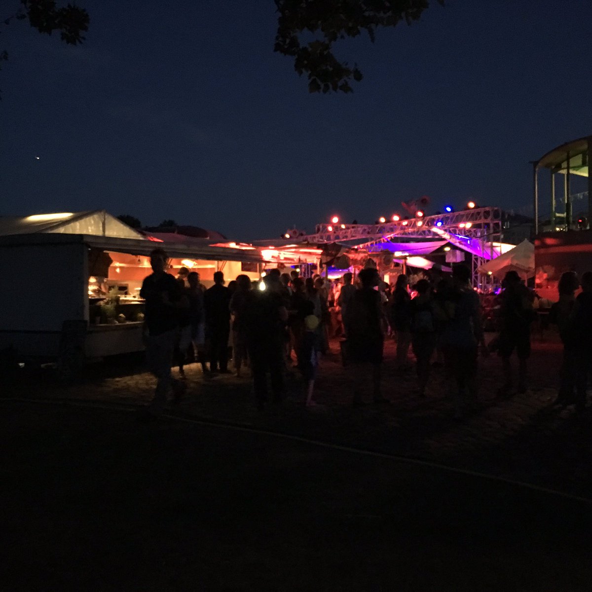 schwarzwild1's tweet photo. Finale bei der #sommerwerft - Motto: wir müssen die Anderen mit Liebe unterwandern! #ulup #frankfurt https://t.co/8EvnxZinrs