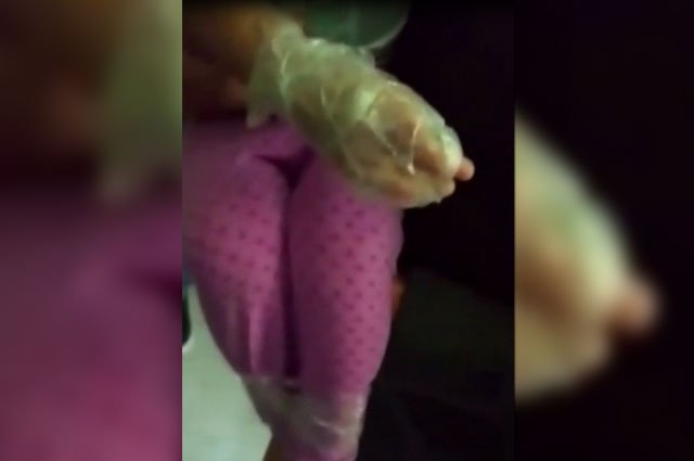 NoticiasCaracol's tweet photo. Detienen a hombre que amarraba de pies y manos a bebé de un año https://t.co/fLd7JeqcWs https://t.co/TBgsTppQpJ