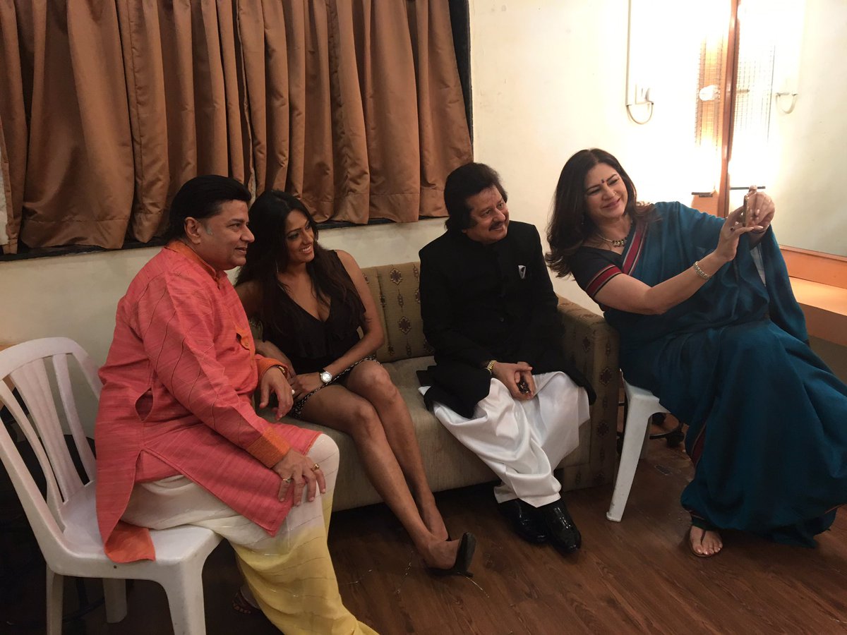 BRINDAPAREKH's tweet photo. #3Masters #AnupJalota #PankajUdhas #TalatAziz #MusicalExtravaganza #IndianMusic #MusicLegends #Historical https://t.co/6zkDTBc9zn