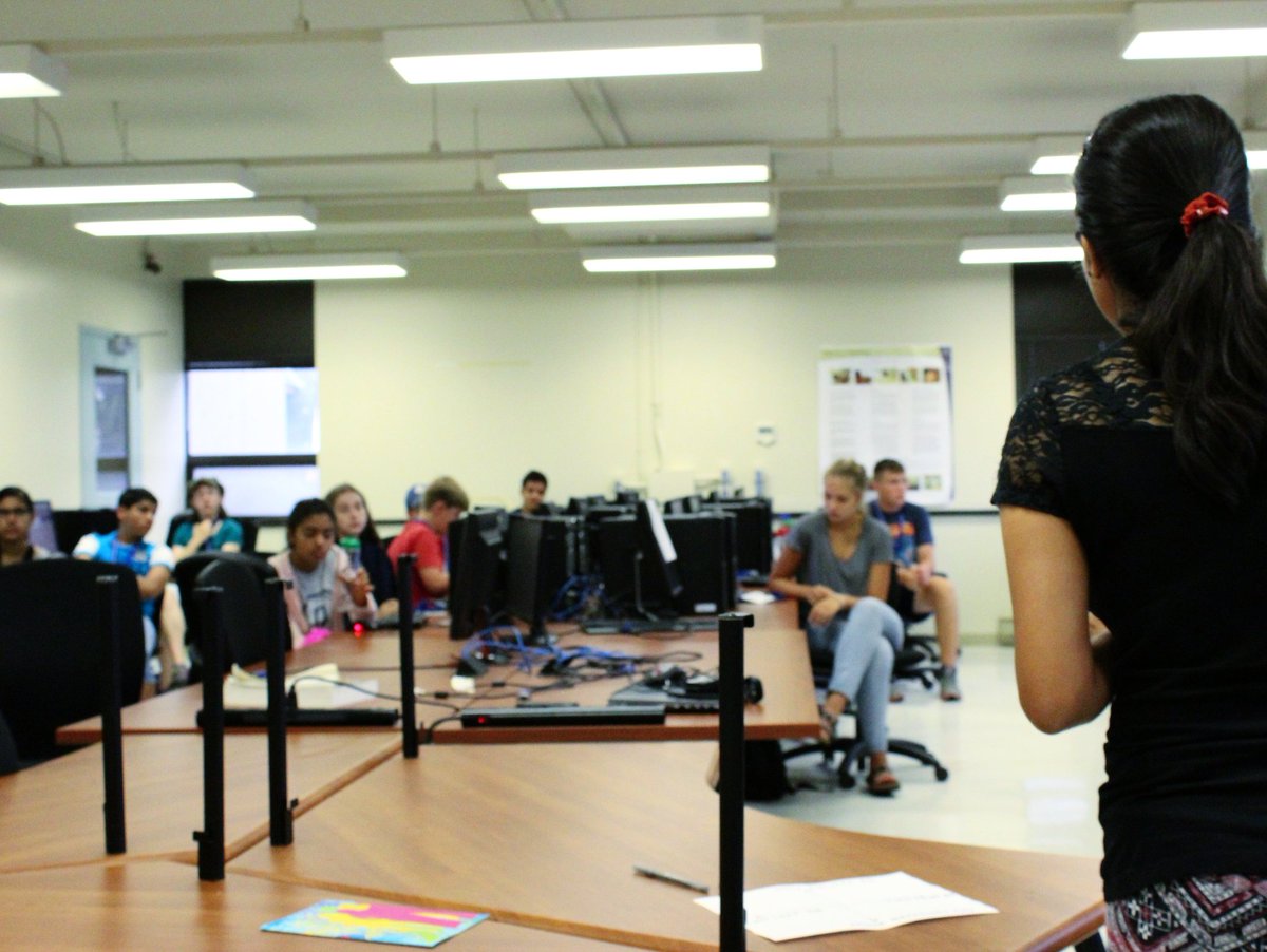 QueensIgnite's tweet photo. Active listening💡 https://t.co/8aPOqAjxze #ygk #womenintech #teamygk #photography #learntocode #queensu #ygklove https://t.co/W8xvGXe77c