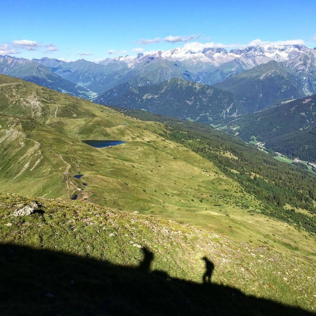 Aufstieg zur Rötenspitze mit Lichtsee und Tuxer Hauptkamm im Hintergrund (Olperer) . . #wipptal #lovetirol #tirol #…