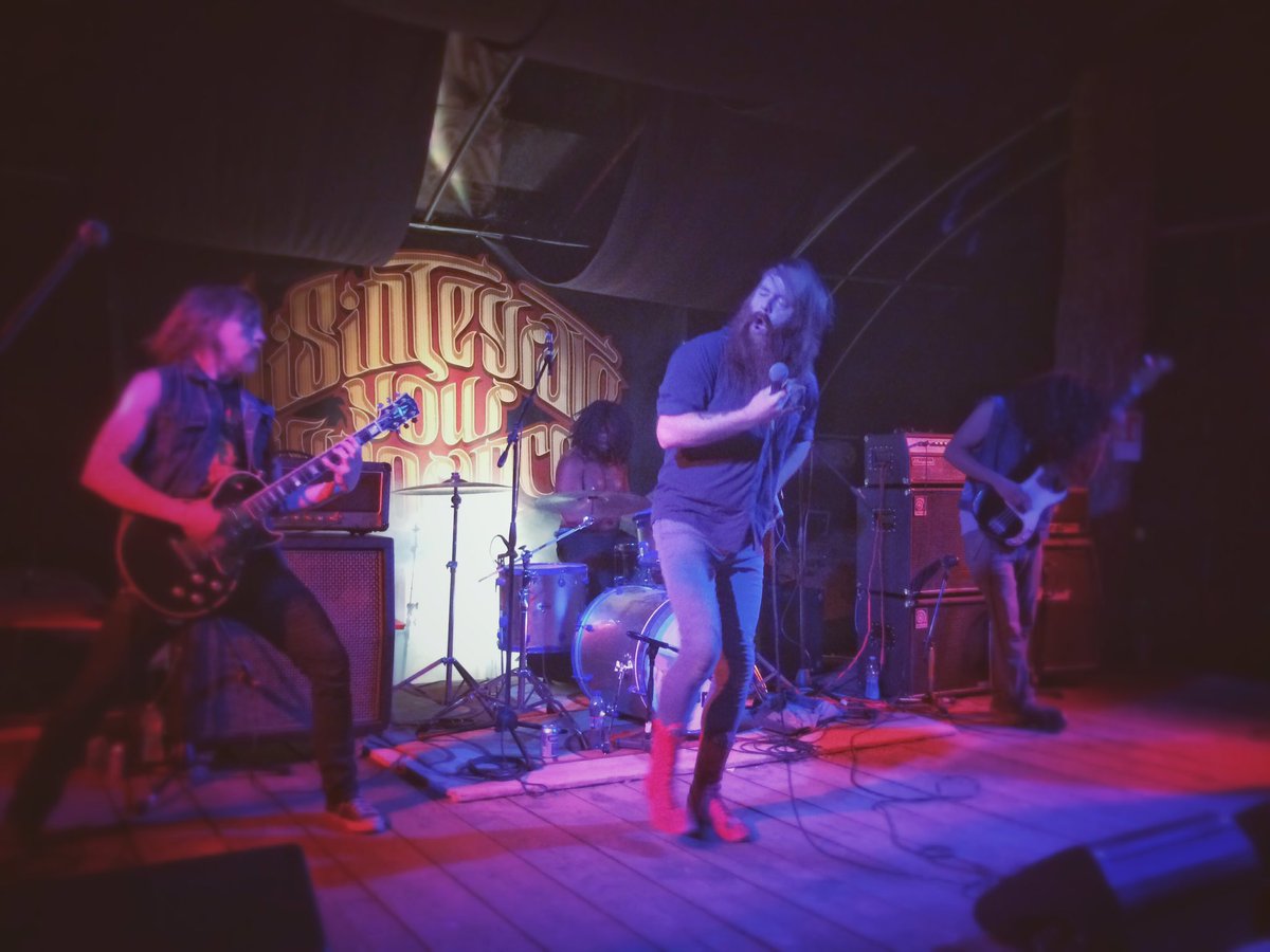 RedazioneDIYSCO's tweet photo. @ValientThorr #live #disintegrateyourignorancefestival #dyi2016 #Treviso #diysco https://t.co/EkAHsCCox6