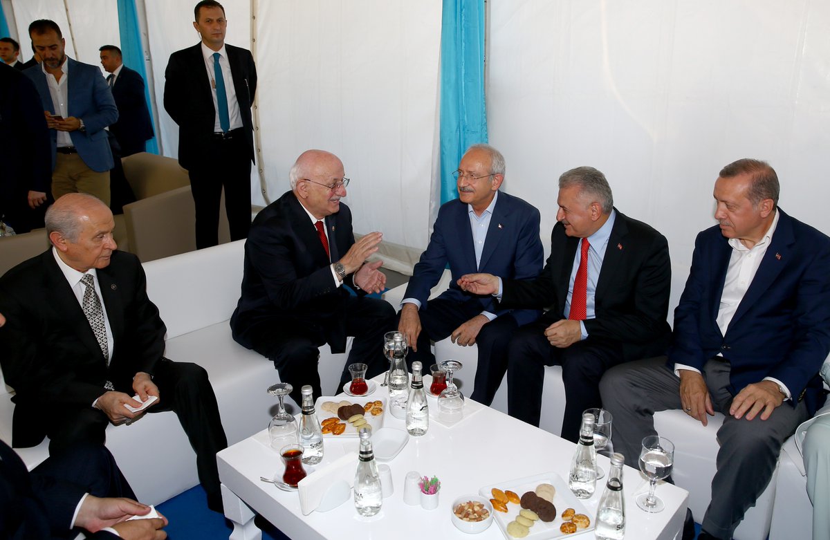 anadoluagency's tweet photo. Turkish leaders talking before they attend the 'Democracy and Martyrs' Rally'

#TekMilletTekYürek

#TurkeyUnited https://t.co/9DcvmDcrzv
