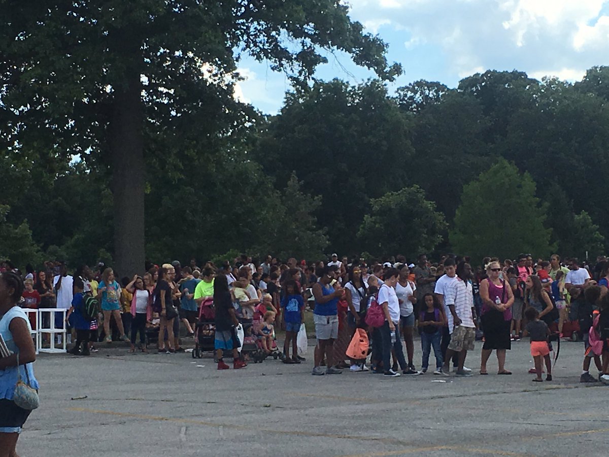 jeanniemcbride_'s tweet photo. Hundreds of people in line at McMillen Park for free school supplies from 4pm-7pm #PackMyBackPackTour #FortWayne https://t.co/gyDkwjqw4q