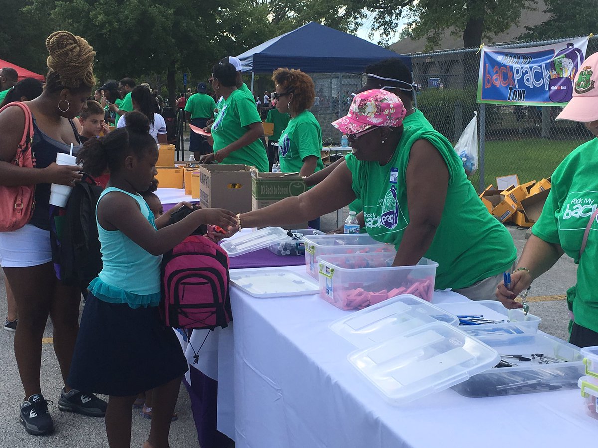 jeanniemcbride_'s tweet photo. Hundreds of people in line at McMillen Park for free school supplies from 4pm-7pm #PackMyBackPackTour #FortWayne https://t.co/gyDkwjqw4q