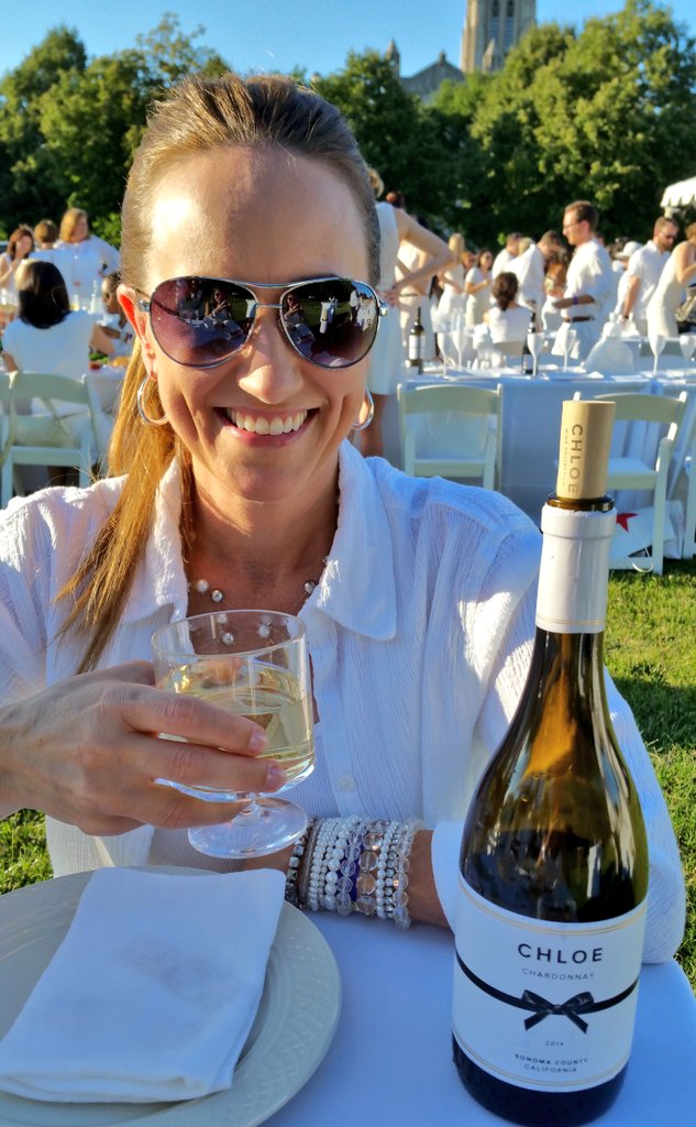 DonatoDebbie's tweet photo. Me &amp; a few hundred new friends enjoying a summer evening sipping wine in #Chicago for #ChicagoInWhite #choleinwhite https://t.co/dEyqJPAGMf