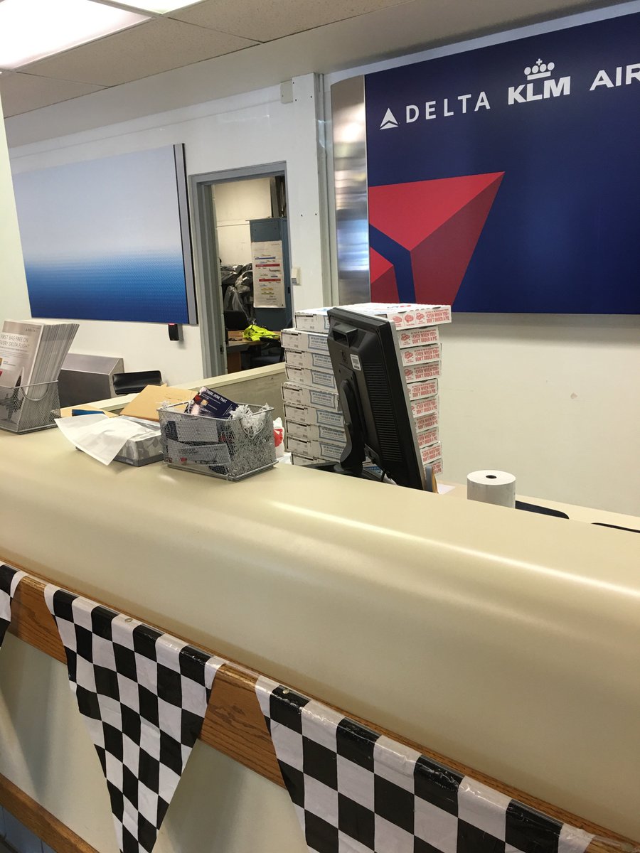 Stanssnacks's tweet photo. @Delta You guys are awesome - thanks for the dinner and snacks as several of us are stuck in Elmira. https://t.co/ldbWZJO7gE